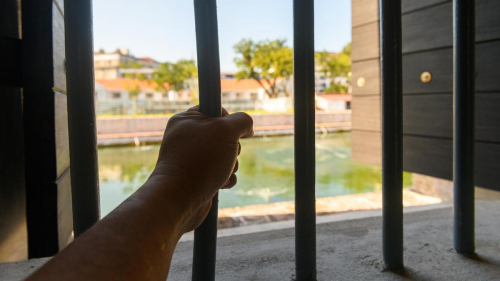 Борясь с переполнением тюрем, в Британии решили выпускать заключенных, отбывших треть срока
