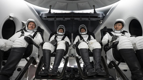 Space X запустила корабль с космическими туристами в первый орбитальный полет (видео)
