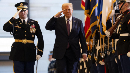 Первые шаги Трампа на посту президента: от заморозки международной помощи до рейдов против нелегальных мигрантов